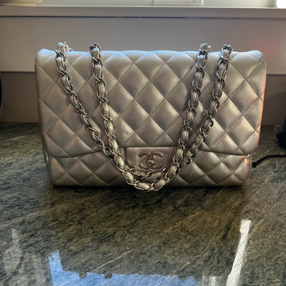 CHANEL Silver Shoulder Bag with Quilted Leather and Chain Strap Jumbo Lambskin